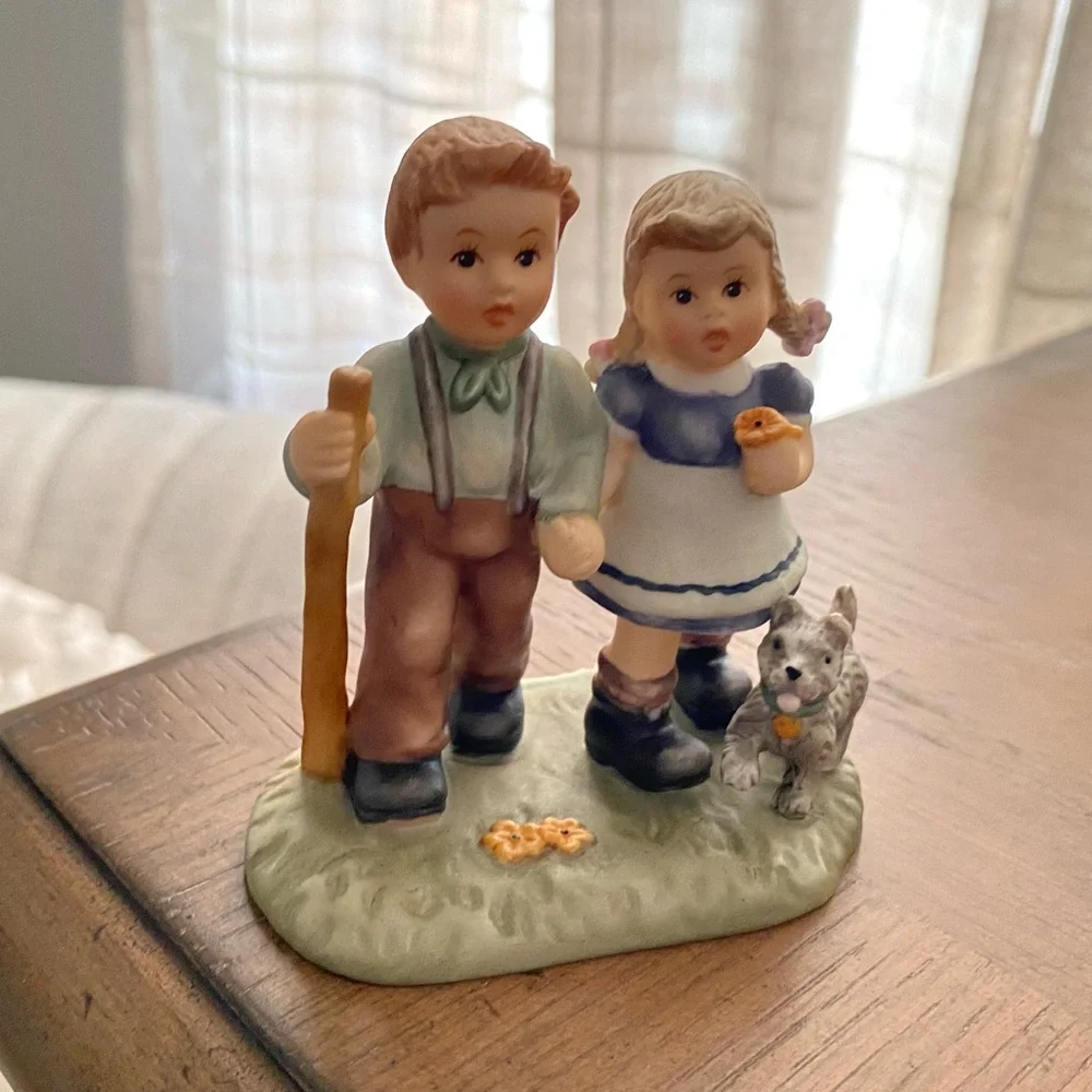 Hummel Cake Topper with Children and Dog - Brown, Blue, Green